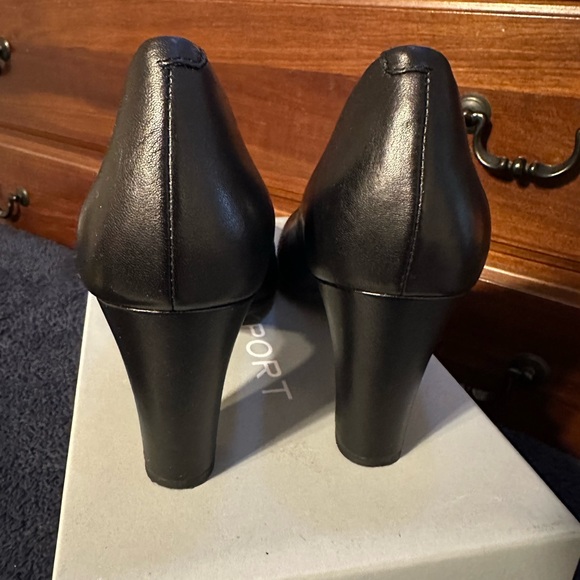 Like new Rockport Total Motion Leah Pump - Picture 4 of 10